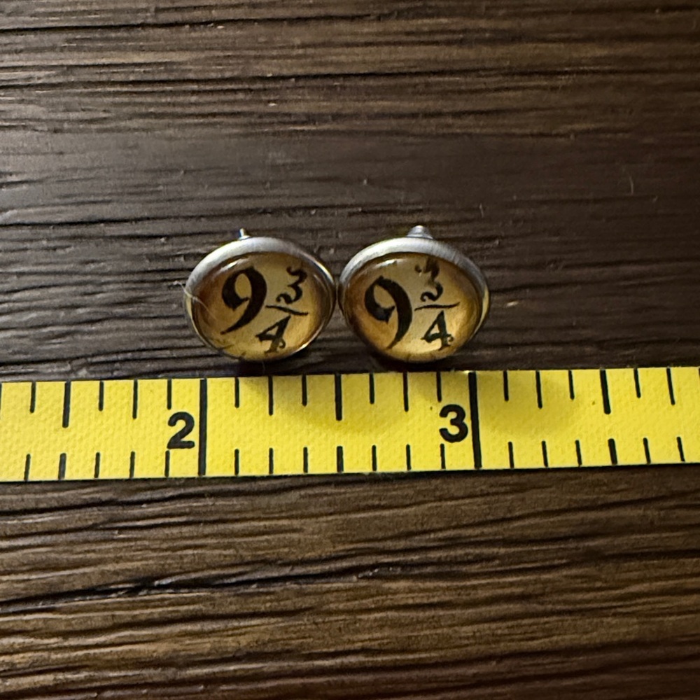 Harry Potter Themed Platform 9-3/4 Post Earrings - Picture 2 of 8